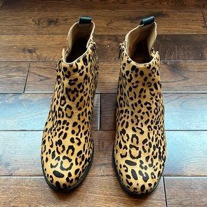 Vionic leopard print ankle boots. Only worn twice out of the house size US 7.5.
